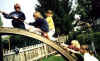 Kinder der Klassen 1a und 1b auf dem Spielplatz